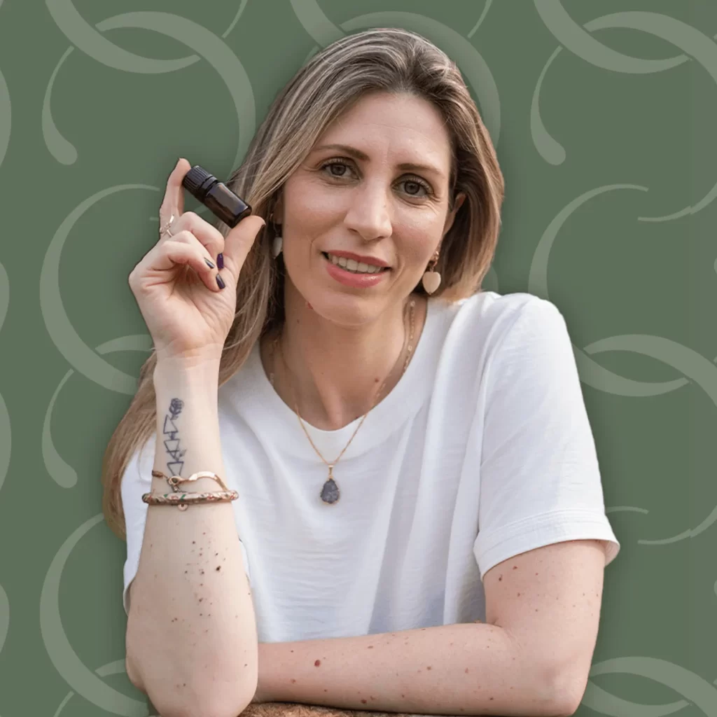 Dra. Camila Castellan, aromaterapeuta clínica e fundadora da Mentoria ATP, segurando um frasco de óleo essencial