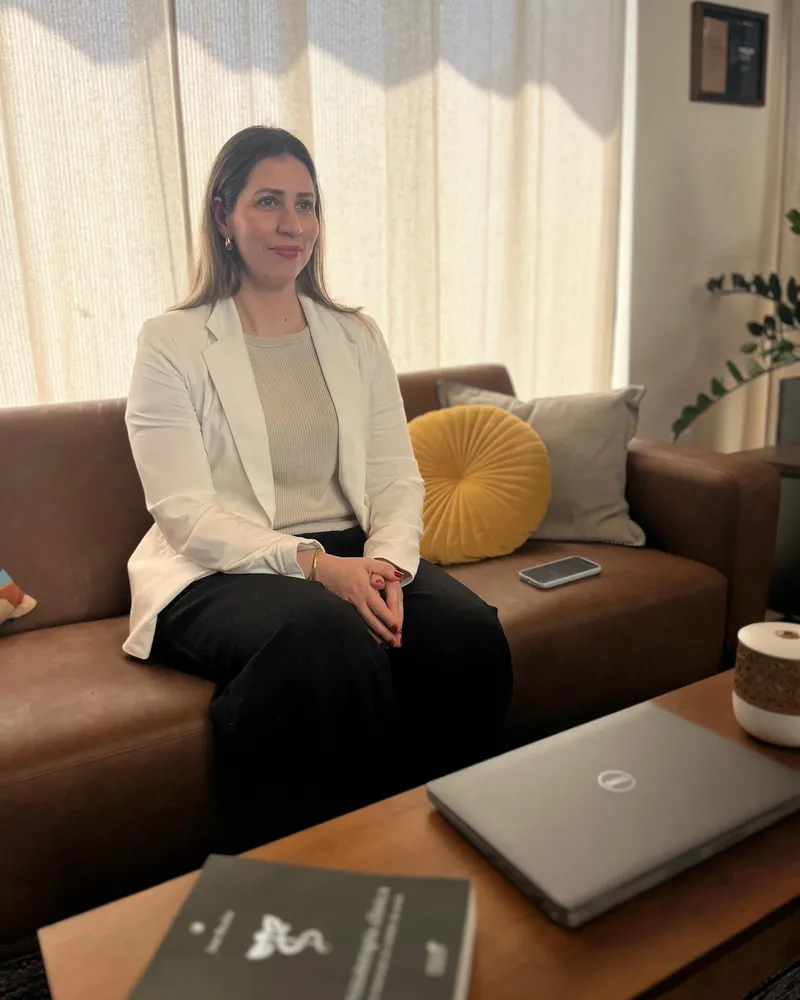 Dra. Camila Castellan no consultório, pronta para um atendimento on-line